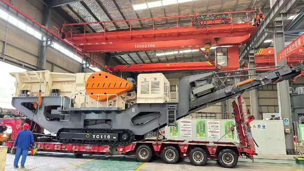 Mobile tracked crushing plant workshop on-site