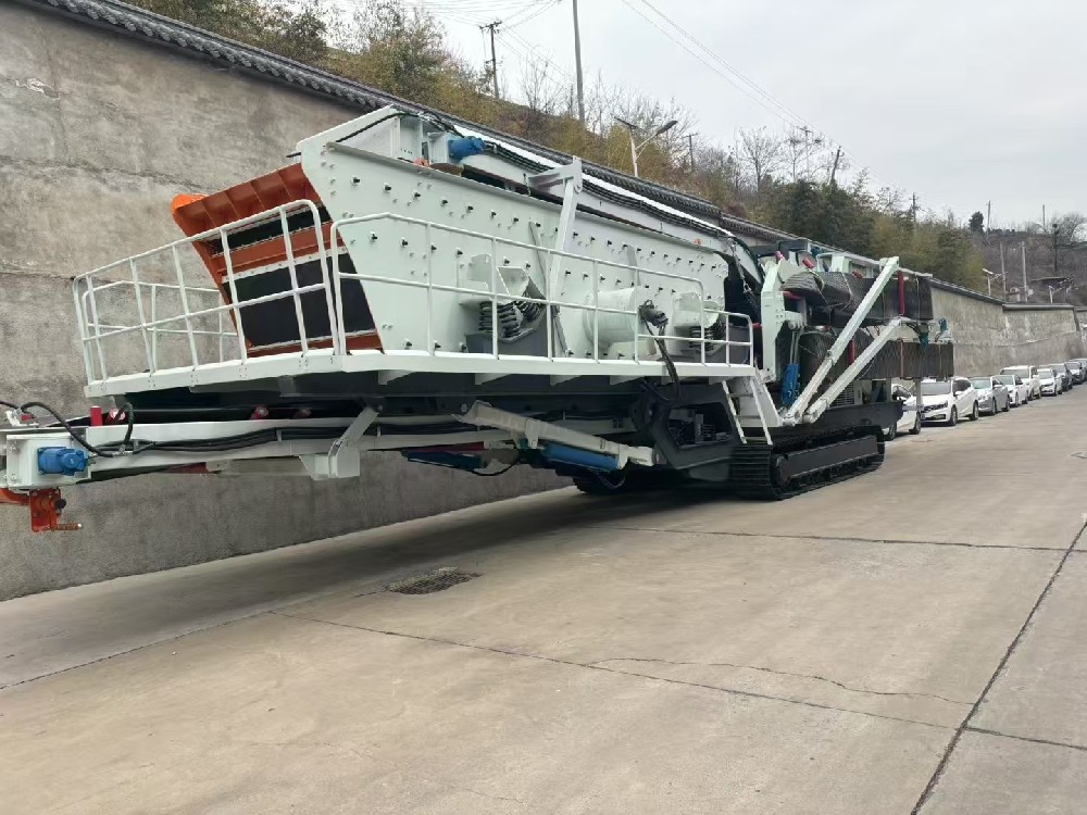 Crawler type screening mobile crushing station