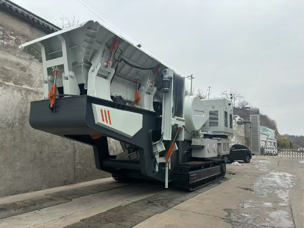 Crawler mobile crushing station